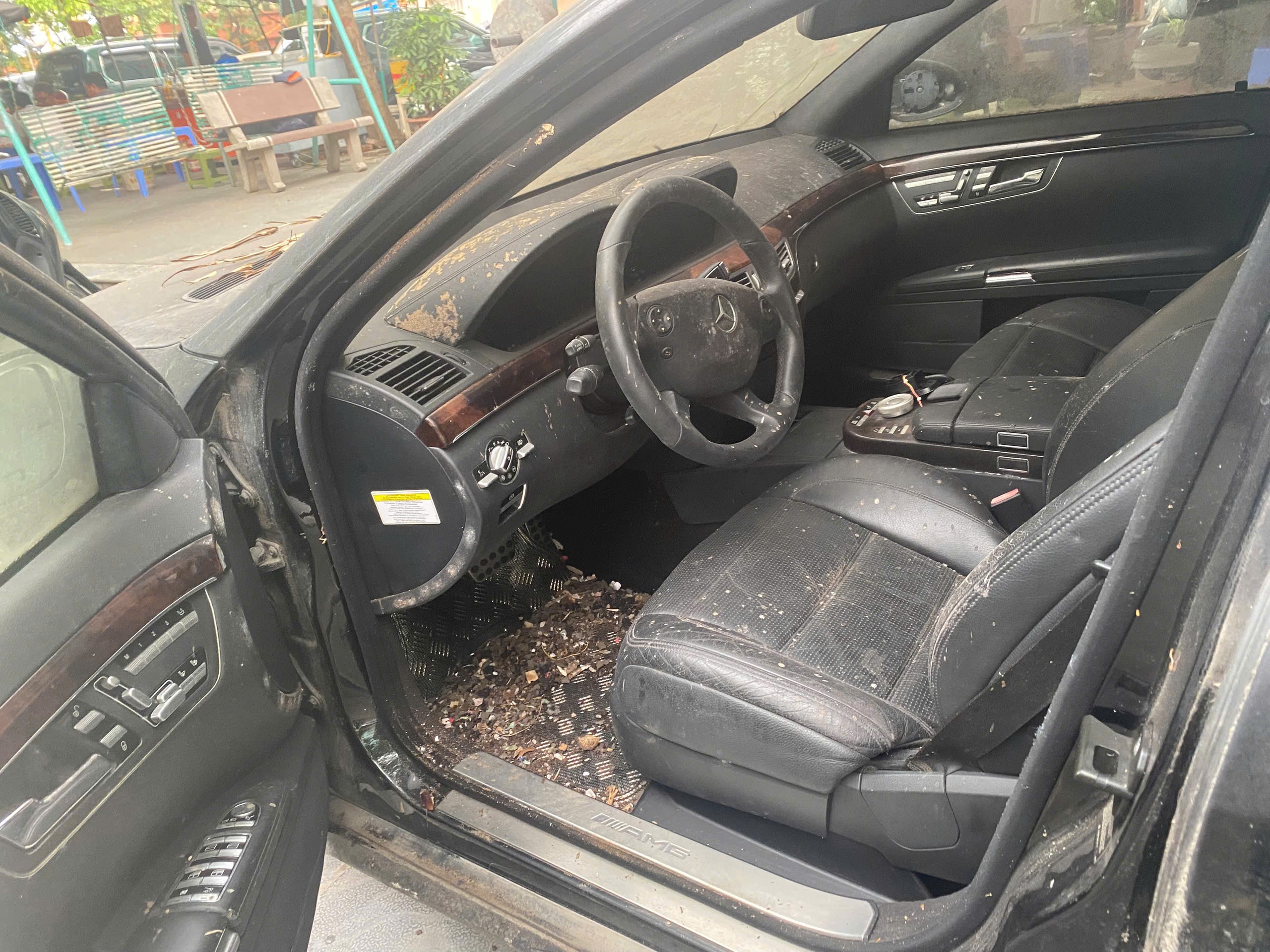 Những chiếc xe sang tiền tỷ bị bỏ quên trên phố- Ảnh 13. Những chiếc xe sang tiền tỷ bị bỏ quên trên phố- Ảnh 13.