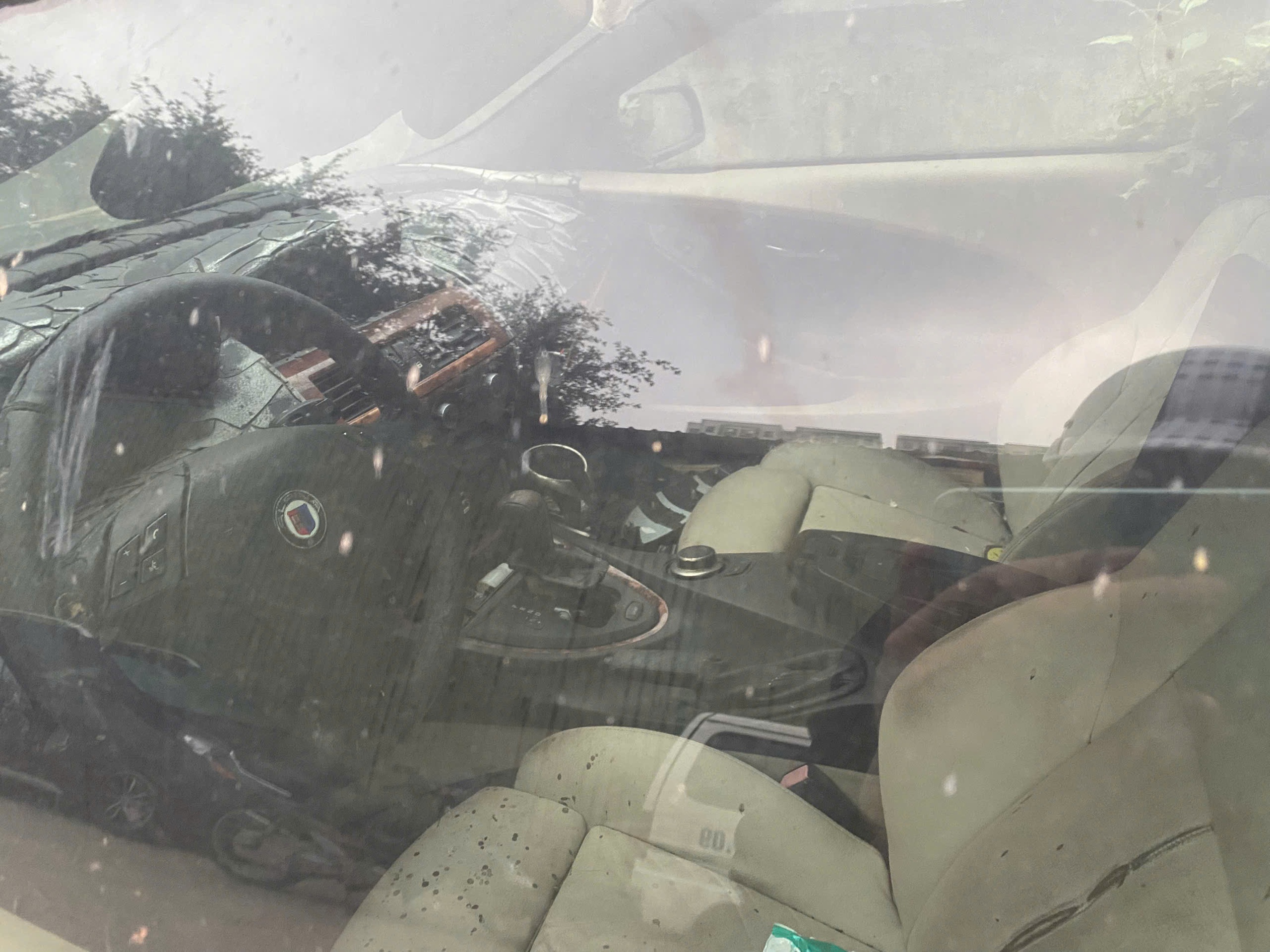 Những chiếc xe sang tiền tỷ bị bỏ quên trên phố- Ảnh 18. Những chiếc xe sang tiền tỷ bị bỏ quên trên phố- Ảnh 18.