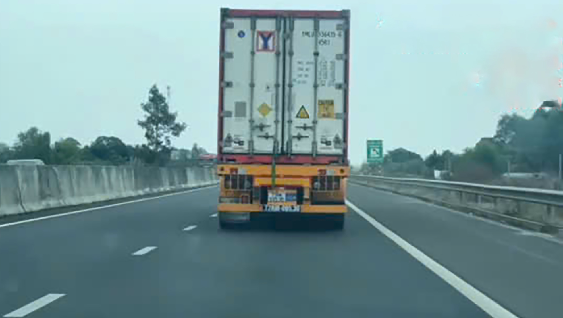 Xe đầu k&eacute;o bị tước ph&ugrave; hiệu vẫn hoạt động tr&ecirc;n cao tốc TP.HCM - Kh&aacute;nh H&ograve;a- Ảnh 1.