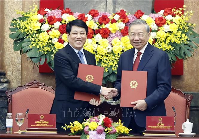 Tổng B&iacute; thư T&ocirc; L&acirc;m nhận b&agrave;n giao c&ocirc;ng t&aacute;c Chủ tịch nước- Ảnh 1.