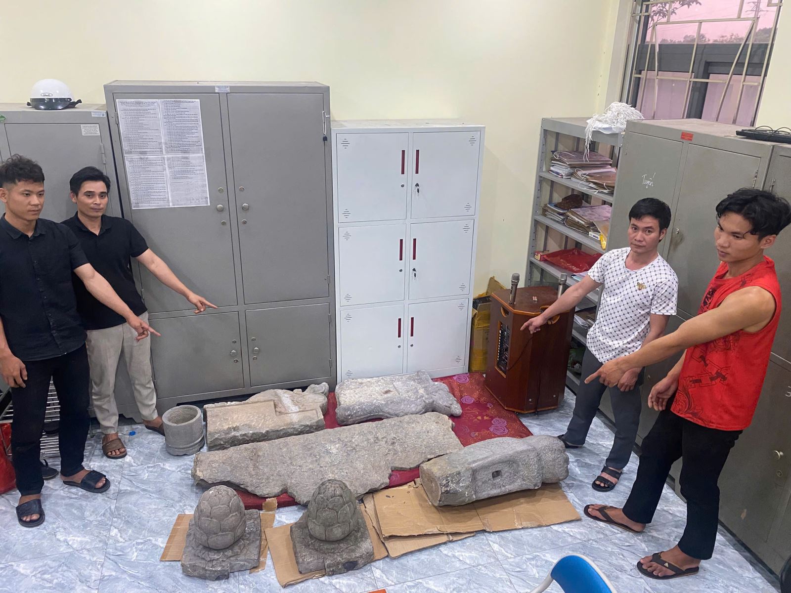 Hưng Y&ecirc;n: Đột nhập ch&ugrave;a N&ocirc;m lấy trộm nhiều hiện vật, 5 đối tượng bị bắt- Ảnh 1.