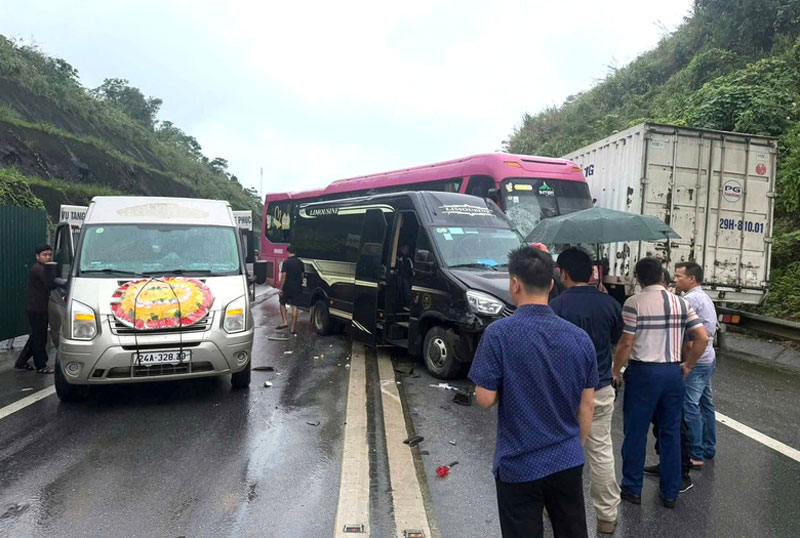 Hiện trường vụ TNGT li&ecirc;n ho&agrave;n 4 xe tr&ecirc;n cao tốc Nội B&agrave;i - L&agrave;o Cai.