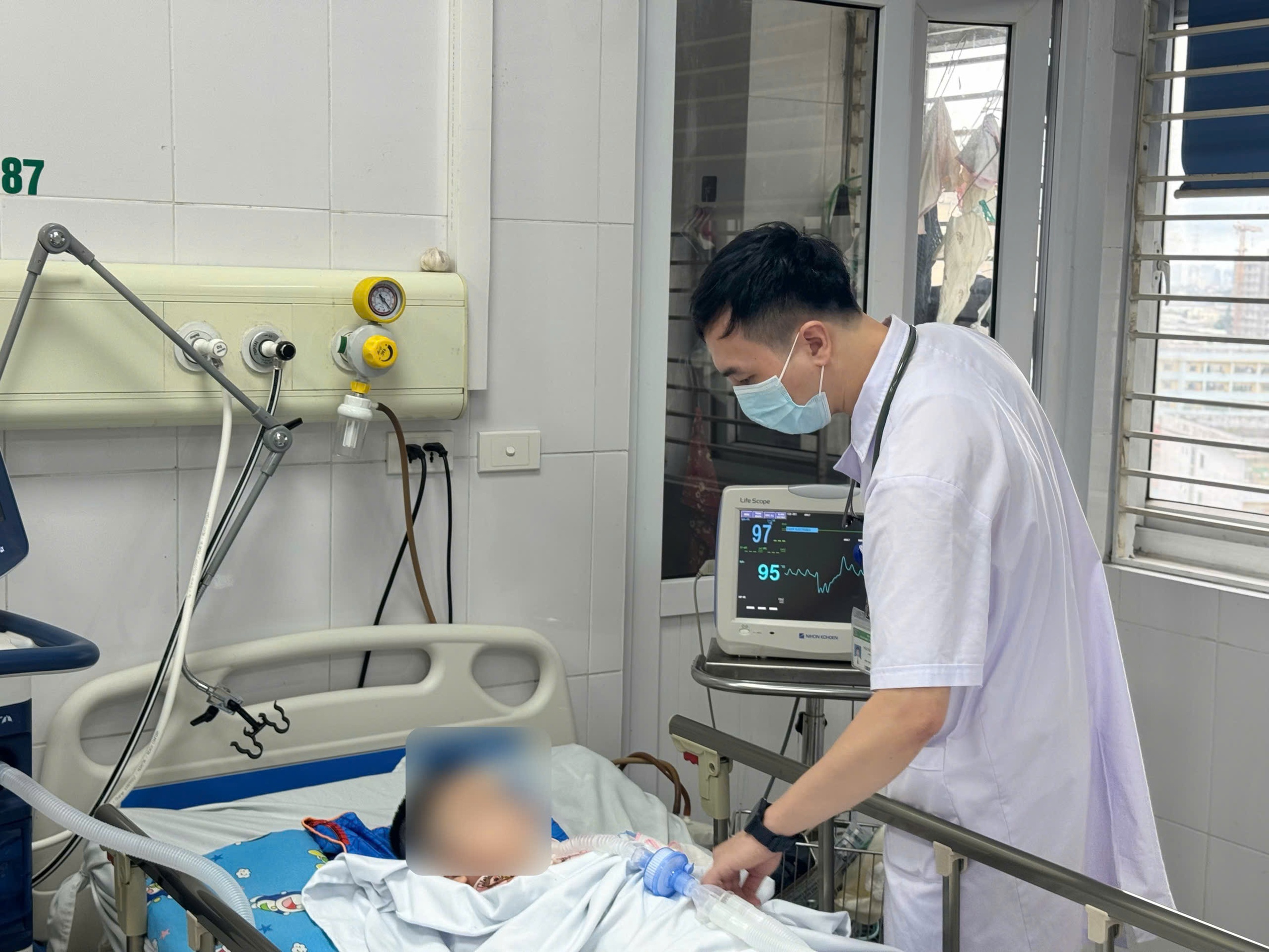 Chủ quan với thủy đậu, b&eacute; trai 6 tuổi nguy kịch- Ảnh 1.