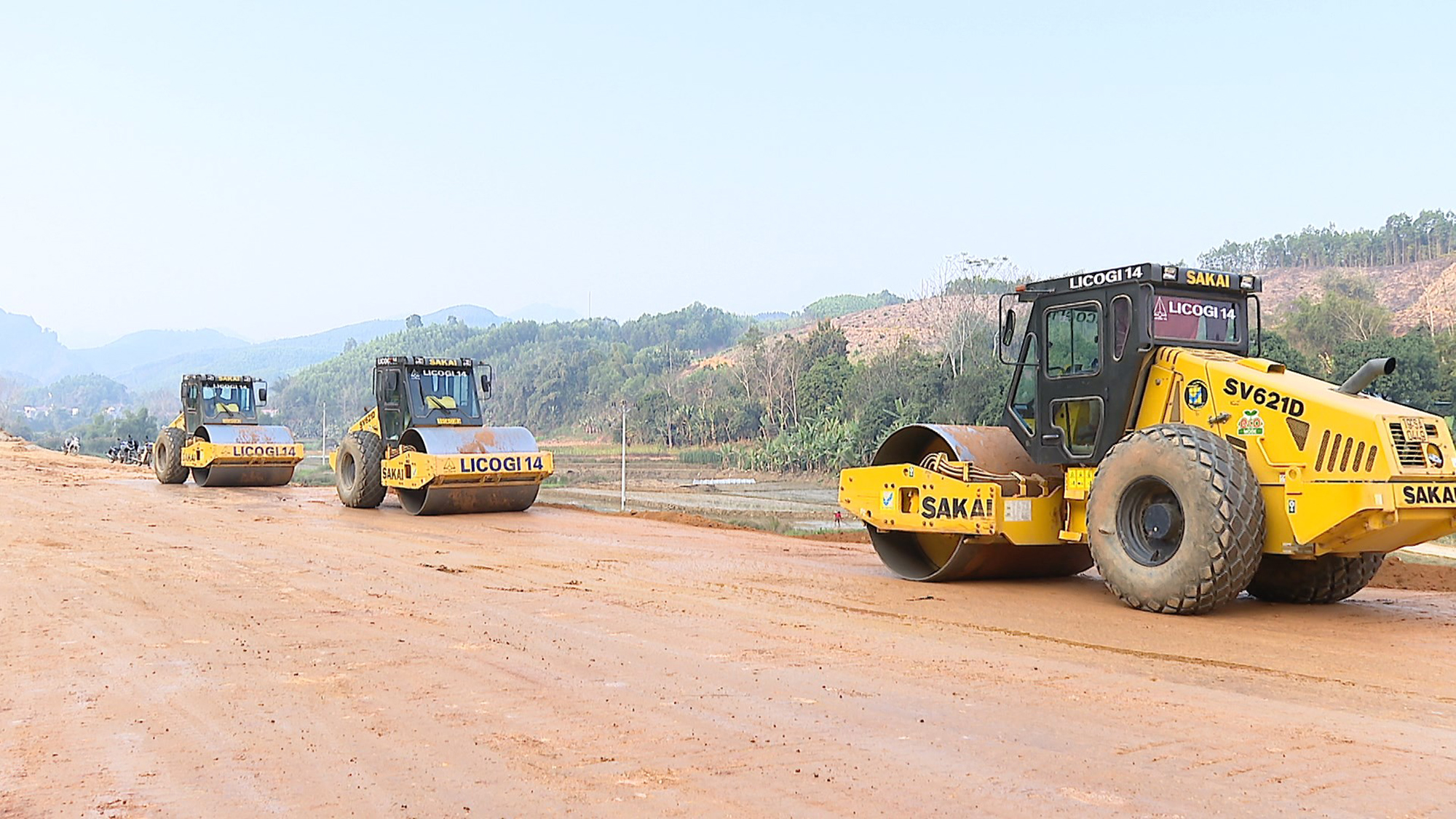 Chống n&oacute;ng cho c&ocirc;ng nh&acirc;n tr&ecirc;n &ldquo;chảo lửa&rdquo;- Ảnh 3.