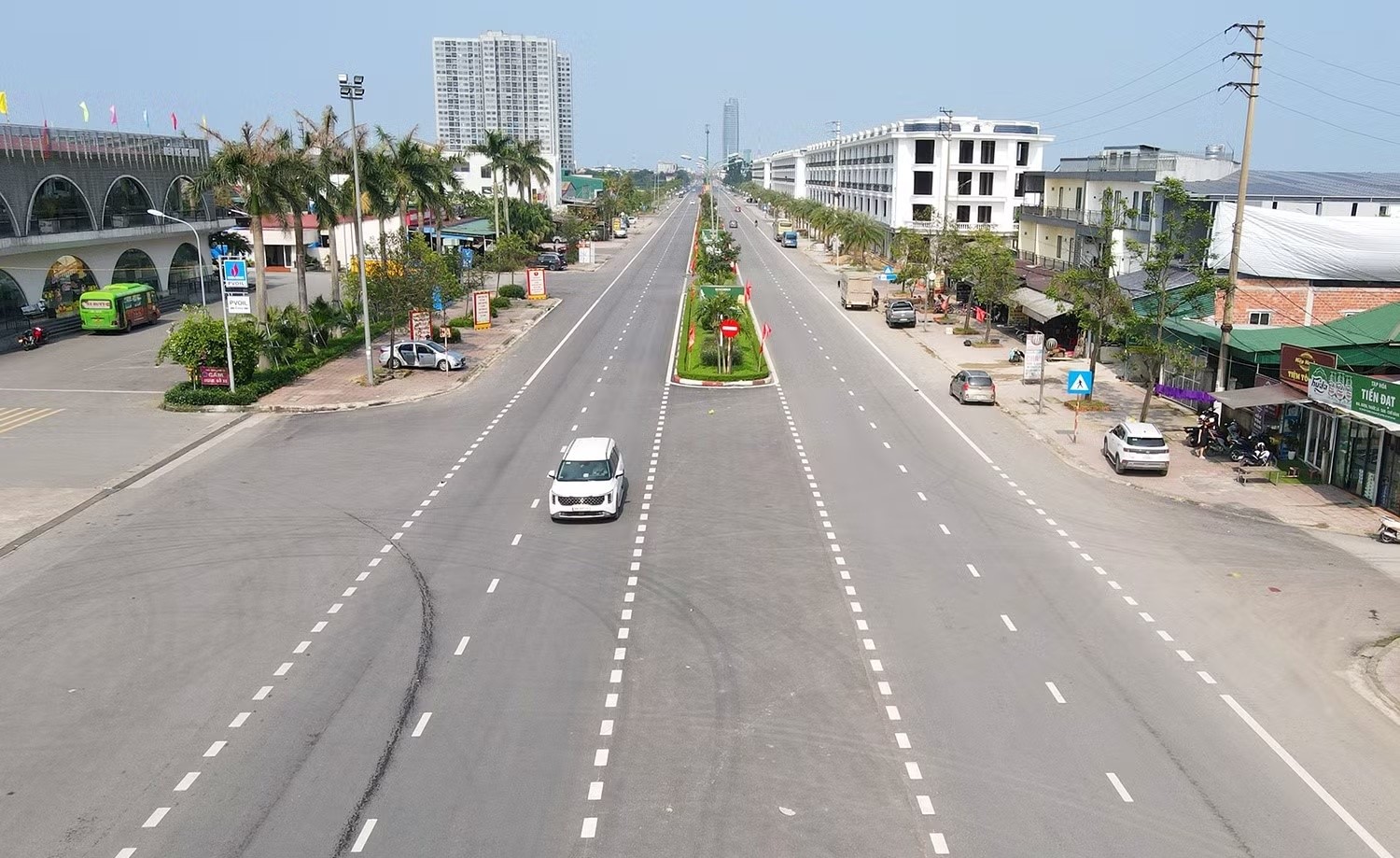 Diện mạo hạ tầng giao th&ocirc;ng đ&ocirc; thị H&agrave; Tĩnh đổi thay từng ng&agrave;y- Ảnh 4.