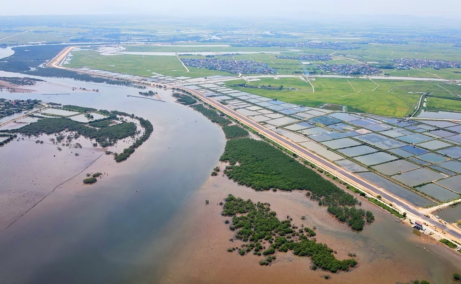 Diện mạo hạ tầng giao th&ocirc;ng đ&ocirc; thị H&agrave; Tĩnh đổi thay từng ng&agrave;y- Ảnh 9.