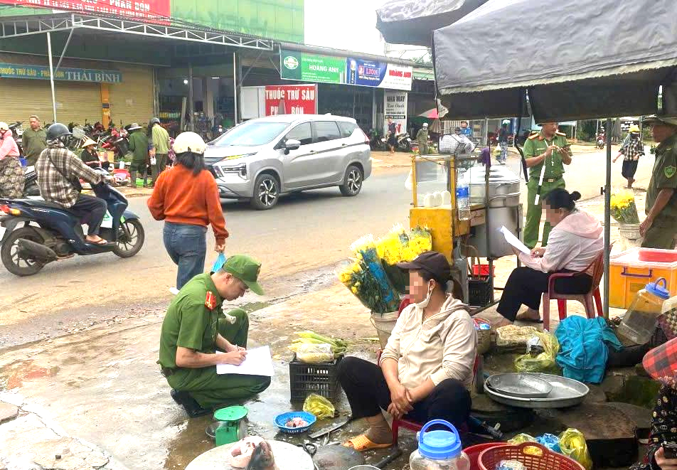 Chợ tự ph&aacute;t lấn quốc lộ 27 qua Đắk Lắk tiềm ẩn nguy cơ tai nạn giao th&ocirc;ng- Ảnh 1.