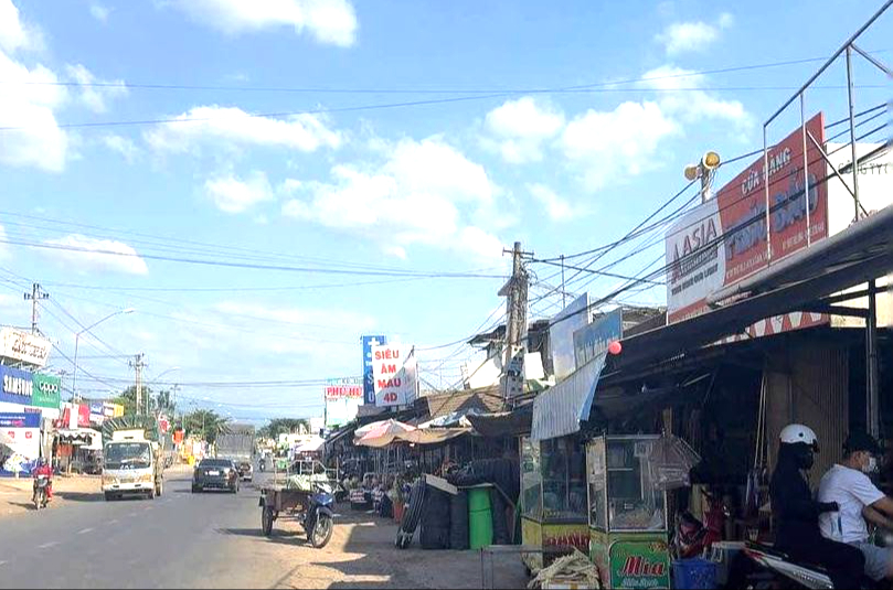 Chợ tự ph&aacute;t lấn quốc lộ 27 qua Đắk Lắk tiềm ẩn nguy cơ tai nạn giao th&ocirc;ng- Ảnh 2.