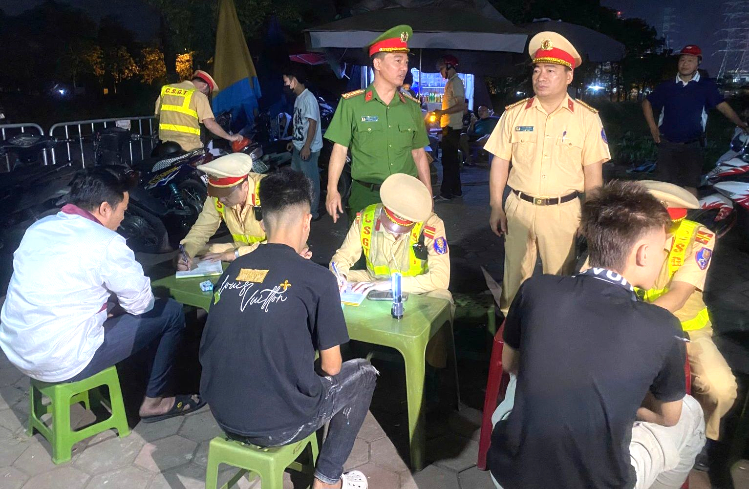 Ninh B&igrave;nh: Một tuần, xử l&yacute; gần 200 trường hợp vi phạm giao th&ocirc;ng, phạt hơn 800 triệu đồng- Ảnh 1.