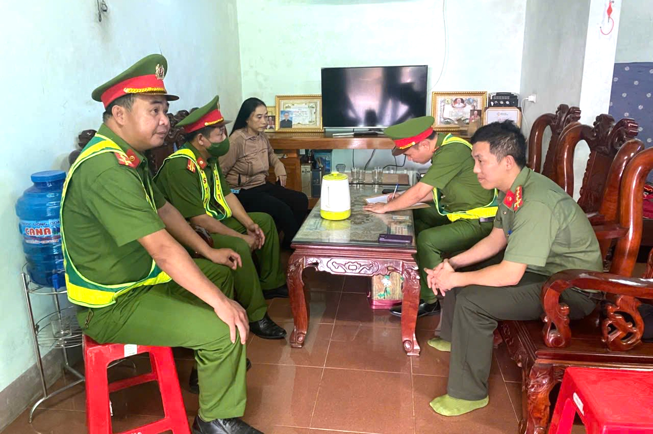 H&agrave; Tĩnh: X&aacute;c minh vụ người phụ nữ cầm bồ c&agrave;o chặn xe giữa đường phơi l&uacute;a- Ảnh 1.