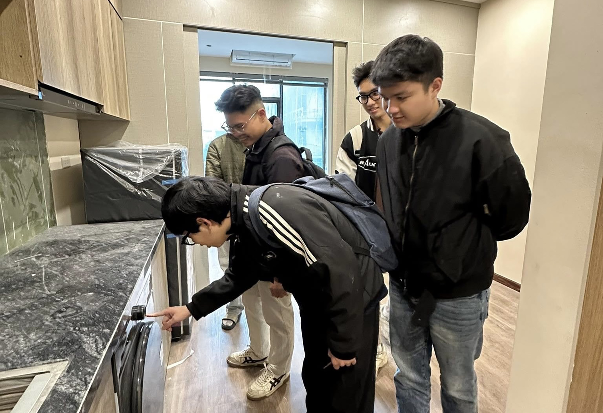 Người trẻ kiếm tiền từ môi giới chung cư mini- Ảnh 1.