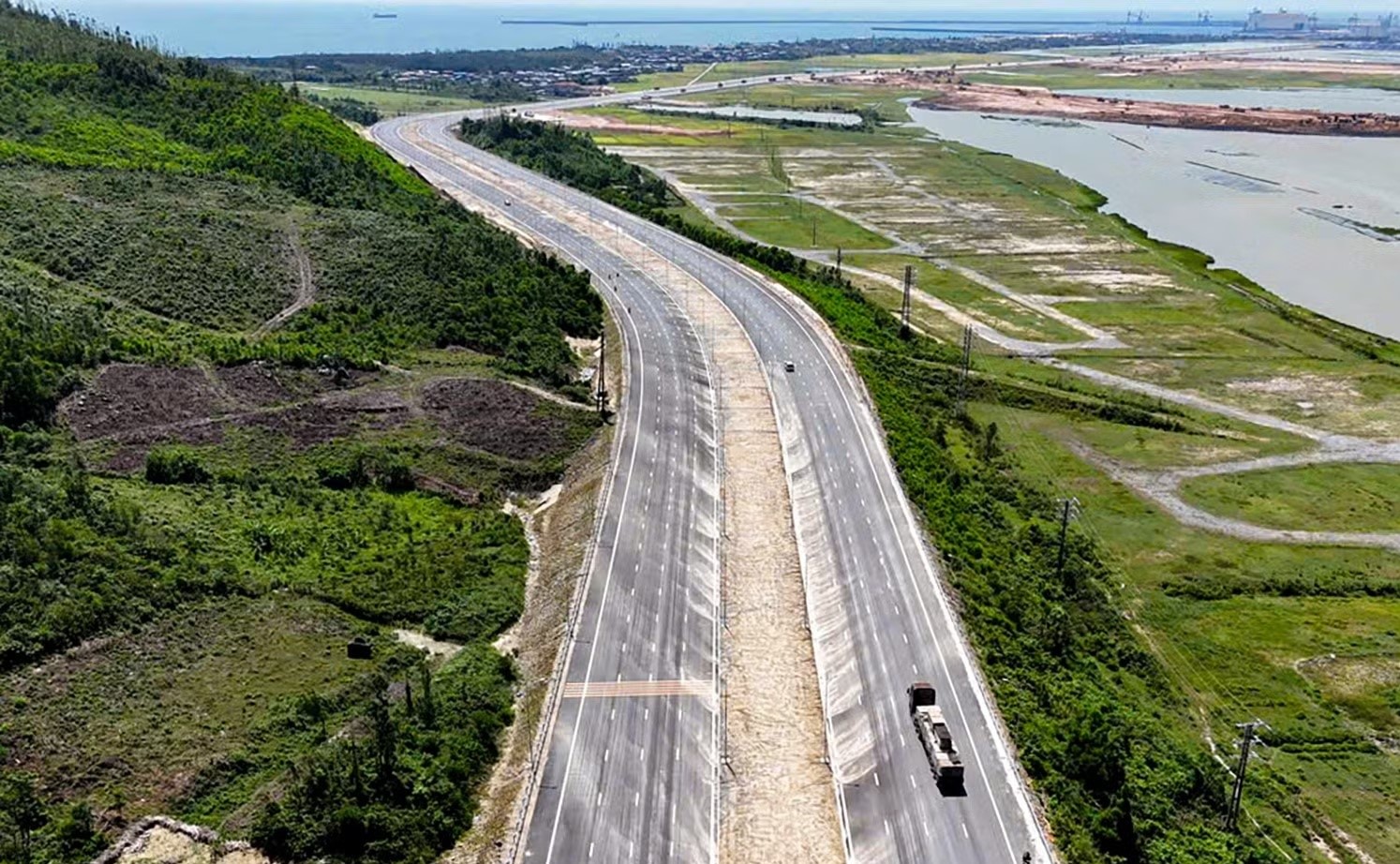 Diện mạo hạ tầng giao th&ocirc;ng đ&ocirc; thị H&agrave; Tĩnh đổi thay từng ng&agrave;y- Ảnh 15.
