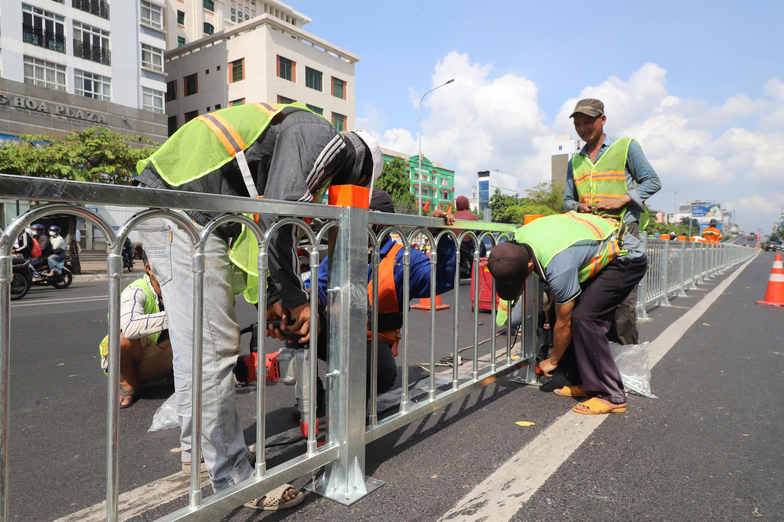 TP.HCM: Gấp r&uacute;t ho&agrave;n thiện h&agrave;ng r&agrave;o th&eacute;p tr&ecirc;n đường Cộng H&ograve;a, ph&acirc;n l&agrave;n đảo chiều từ 15/5- Ảnh 8.
