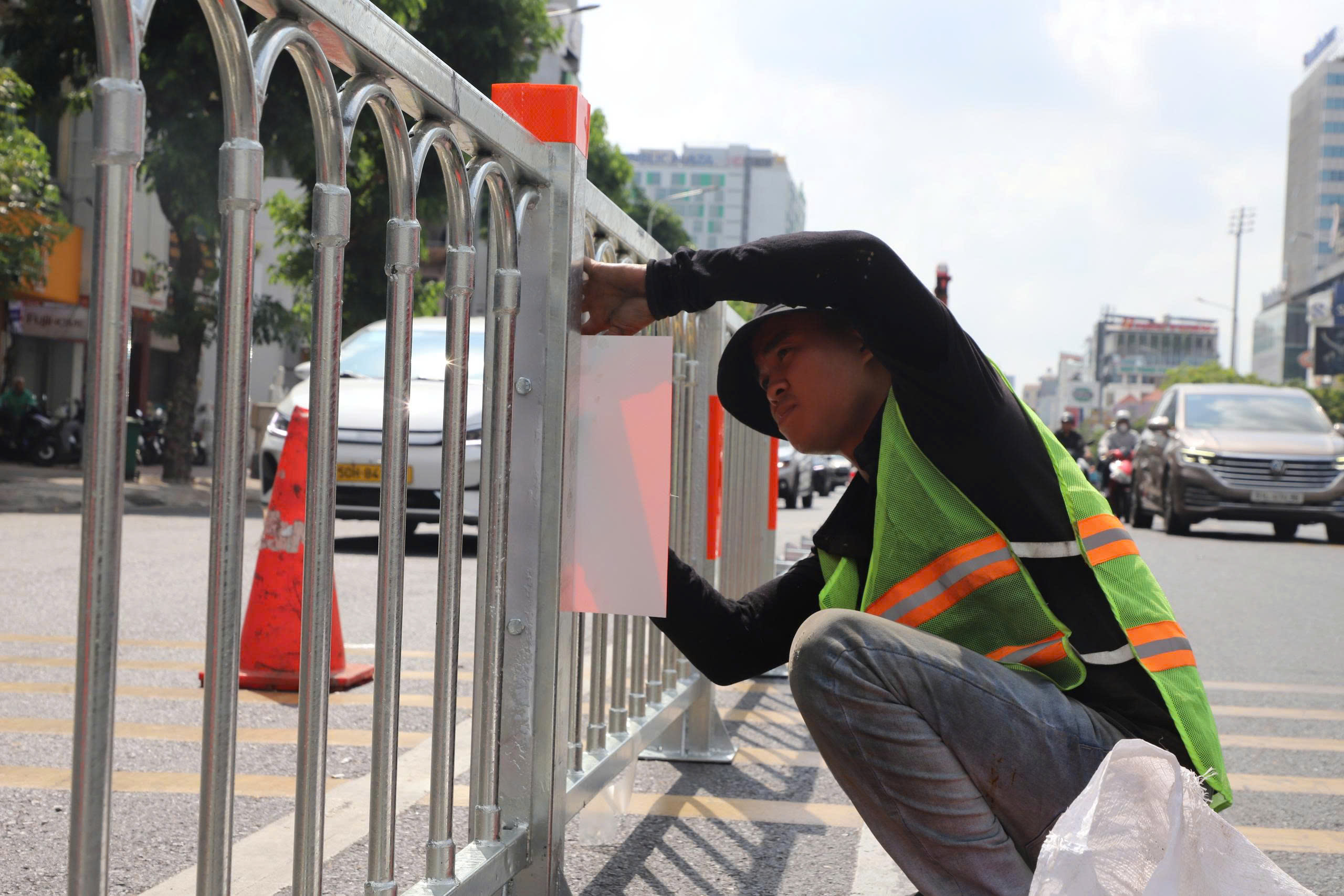 TP.HCM: Gấp r&uacute;t ho&agrave;n thiện h&agrave;ng r&agrave;o th&eacute;p tr&ecirc;n đường Cộng H&ograve;a, ph&acirc;n l&agrave;n đảo chiều từ 15/5- Ảnh 9.
