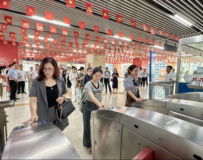 H&agrave; Nội &ldquo;tăng tốc&rdquo; triển khai thẻ v&eacute; điện tử li&ecirc;n th&ocirc;ng xe bu&yacute;t - metro- Ảnh 1.