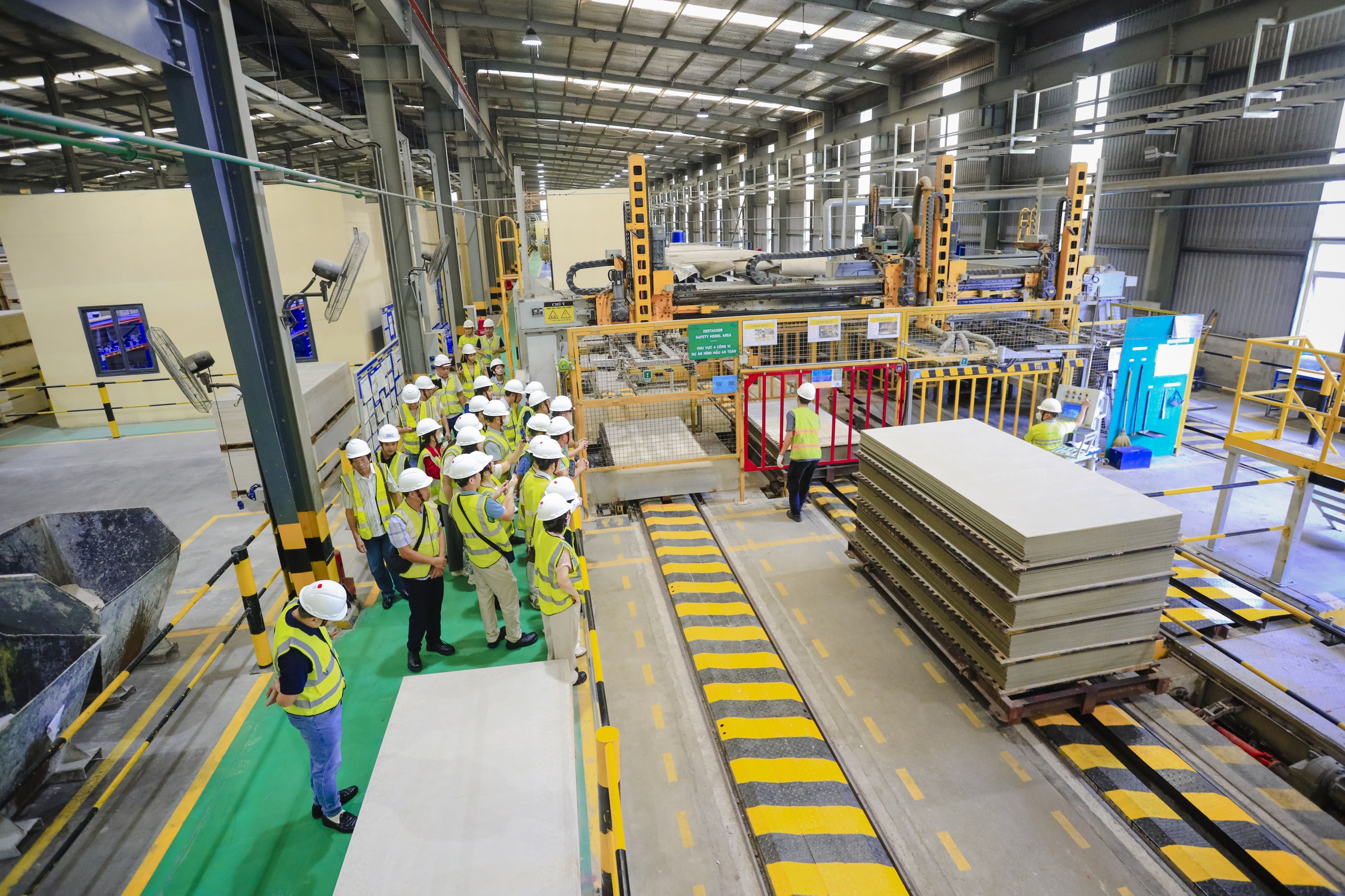 Nh&agrave; m&aacute;y tấm xi măng sợi đầu ti&ecirc;n đạt mục ti&ecirc;u zero carbon tại Việt Nam - Ảnh 4.