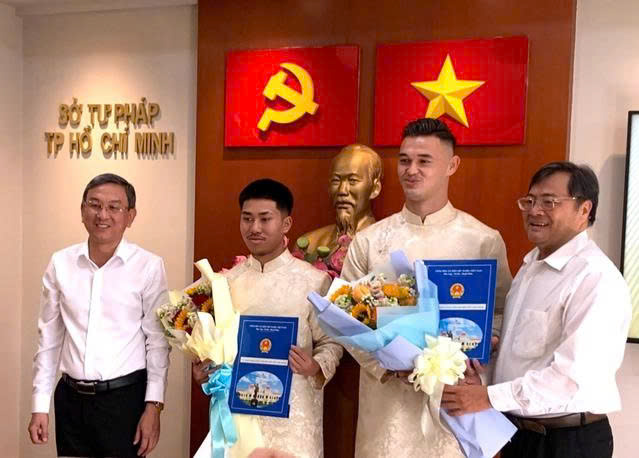 Khoa Ng&ocirc; v&agrave; Patrik L&ecirc; Giang ch&iacute;nh thức c&oacute; quốc tịch Việt Nam- Ảnh 1.