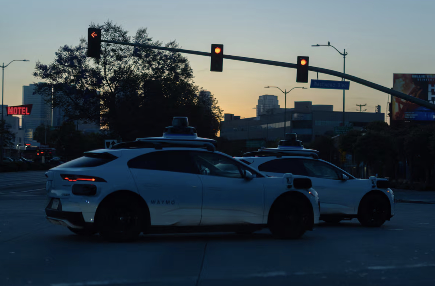 Waymo triệu hồi 3.800 xe taxi tự l&aacute;i do nguy cơ đi v&agrave;o khu vực ngập lụt- Ảnh 1.