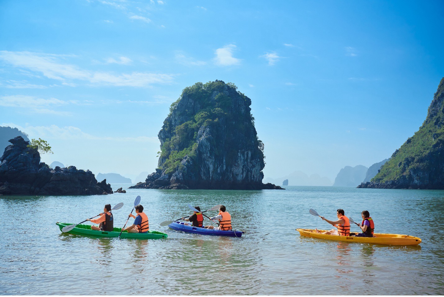 Vân Đồn kích hoạt “mỏ vàng” du lịch, đón 12 vạn du khách dịp lễ 30/4 - 1/5- Ảnh 2.