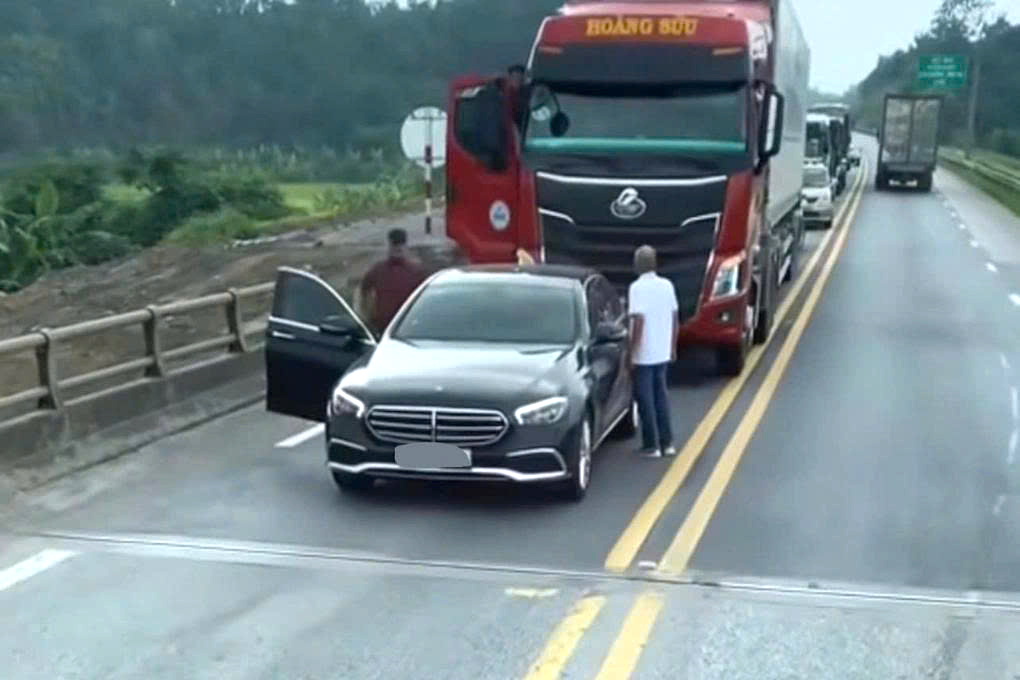 Dừng xe ph&acirc;n bua tr&ecirc;n cao tốc, t&agrave;i xế Mercedes bị phạt 13 triệu đồng, trừ 4 điểm GPLX- Ảnh 1.
