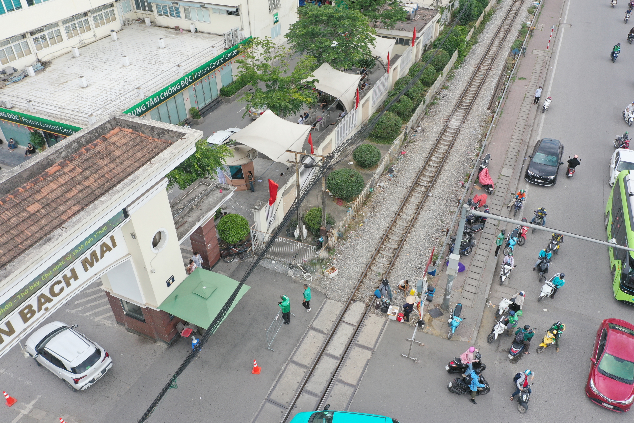 Camera AI "soi'' &ocirc; t&ocirc; đ&oacute;n trả kh&aacute;ch trước cổng Bệnh viện Bạch Mai, CSGT đ&oacute;n l&otilde;ng xử l&yacute;- Ảnh 2.