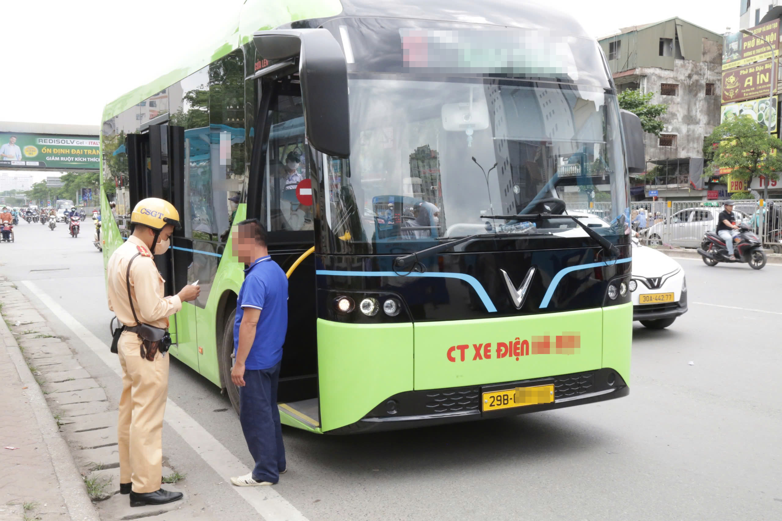 Camera AI "soi'' &ocirc; t&ocirc; đ&oacute;n trả kh&aacute;ch trước cổng Bệnh viện Bạch Mai, CSGT đ&oacute;n l&otilde;ng xử l&yacute;- Ảnh 7.