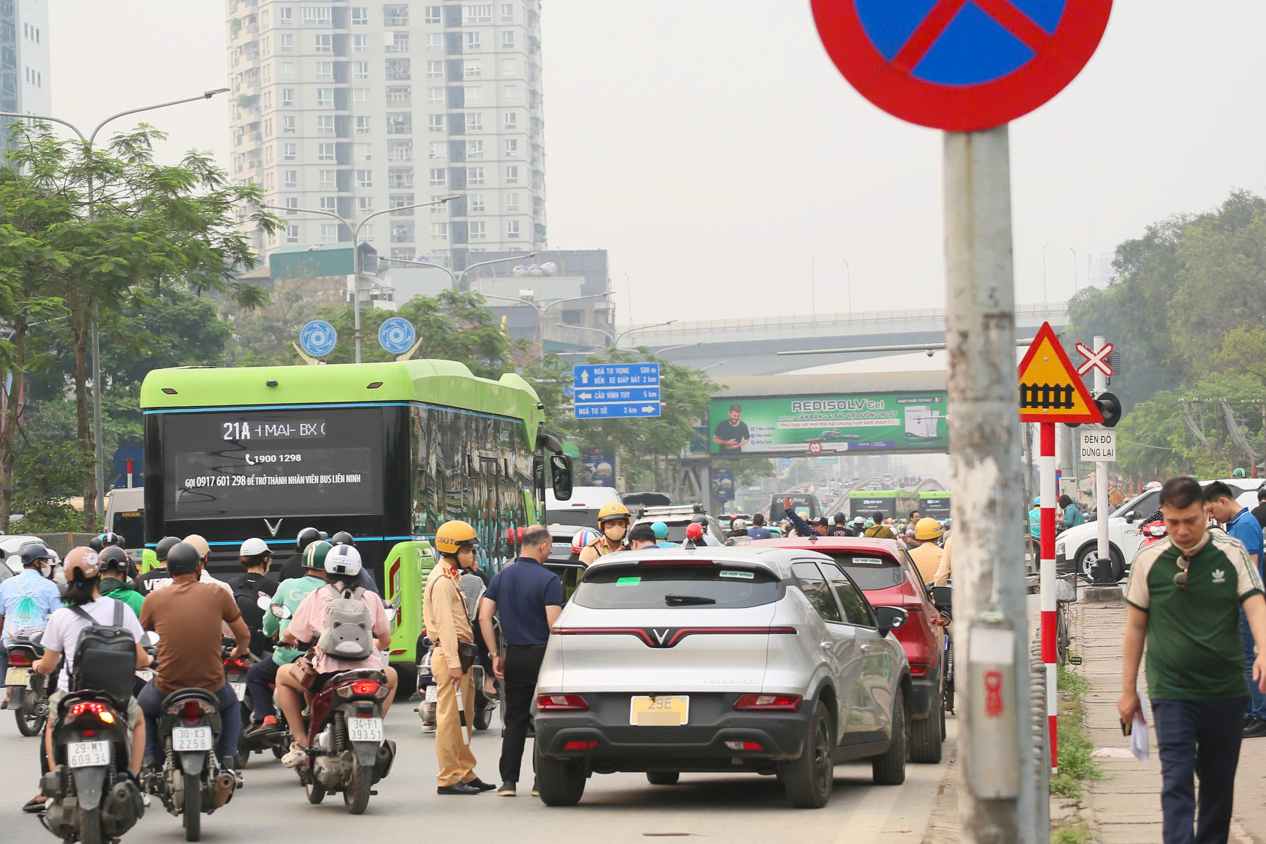 Camera AI "soi'' &ocirc; t&ocirc; đ&oacute;n trả kh&aacute;ch trước cổng Bệnh viện Bạch Mai, CSGT đ&oacute;n l&otilde;ng xử l&yacute;- Ảnh 5.