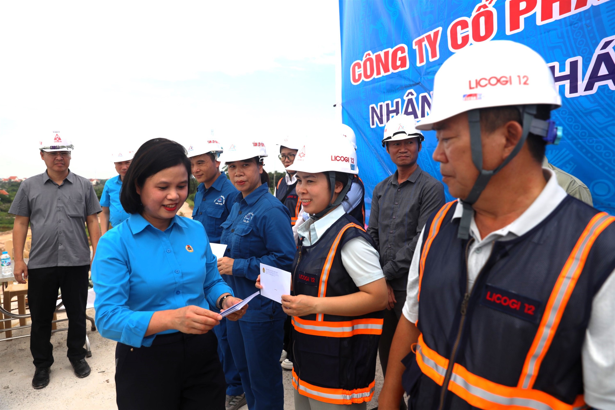 Lan tỏa y&ecirc;u thương Th&aacute;ng C&ocirc;ng nh&acirc;n: C&ocirc;ng đo&agrave;n X&acirc;y dựng VN trao h&agrave;ng trăm suất qu&agrave; &yacute; nghĩa- Ảnh 1.