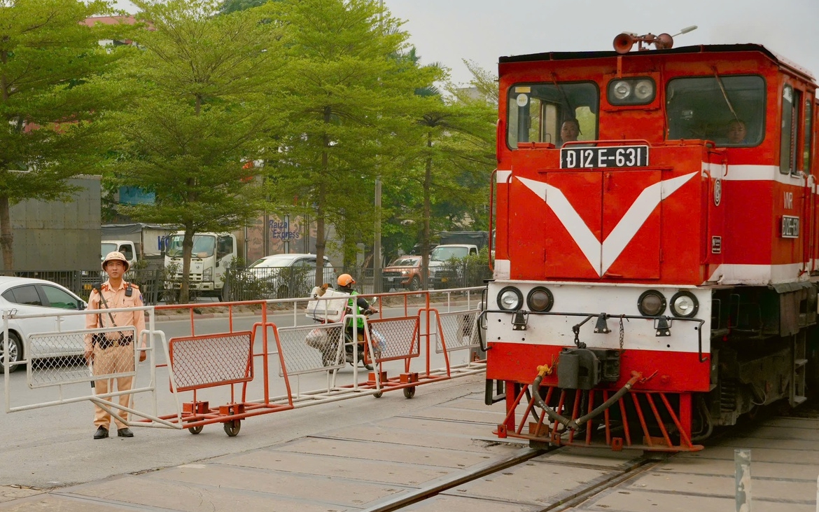 Từ 15/5, &ocirc; t&ocirc; vượt t&iacute;n hiệu cảnh b&aacute;o t&agrave;u bị phạt đến 20 triệu đồng