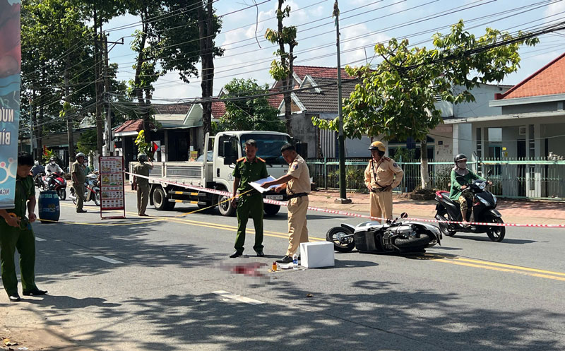 Lực lượng chức năng xử l&yacute; hiện trường vụ tai nạn.