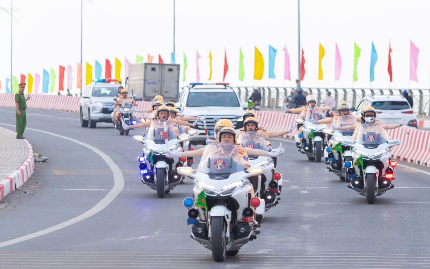 CSGT TP.HCM: Ra qu&acirc;n 45 ng&agrave;y đ&ecirc;m trấn &aacute;p tội phạm, bảo đảm an to&agrave;n giao th&ocirc;ng- Ảnh 3.