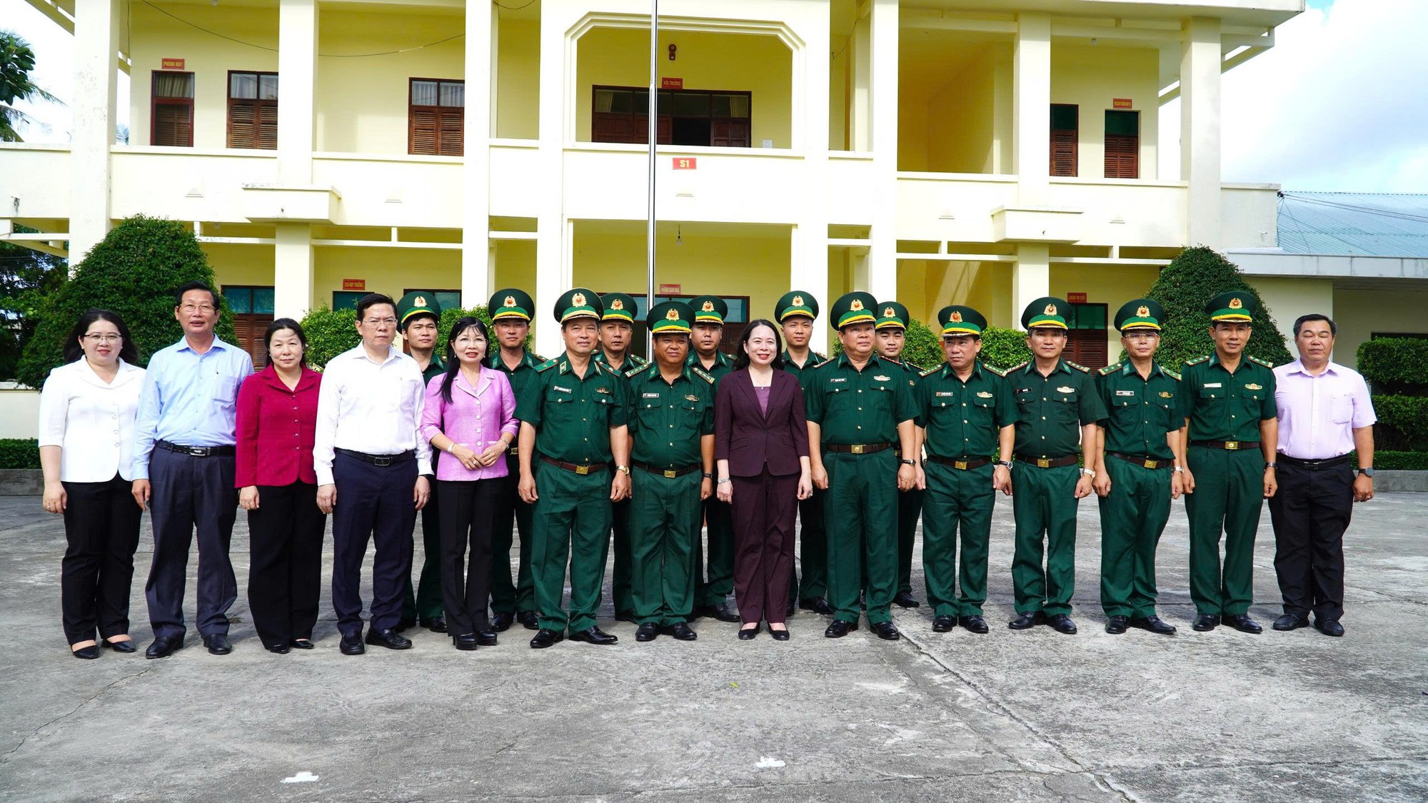 Ph&oacute; Chủ tịch nước V&otilde; Thị &Aacute;nh Xu&acirc;n thăm c&aacute;n bộ, chiến sĩ Bi&ecirc;n ph&ograve;ng Cửa khẩu Dương Đ&ocirc;ng- Ảnh 1.