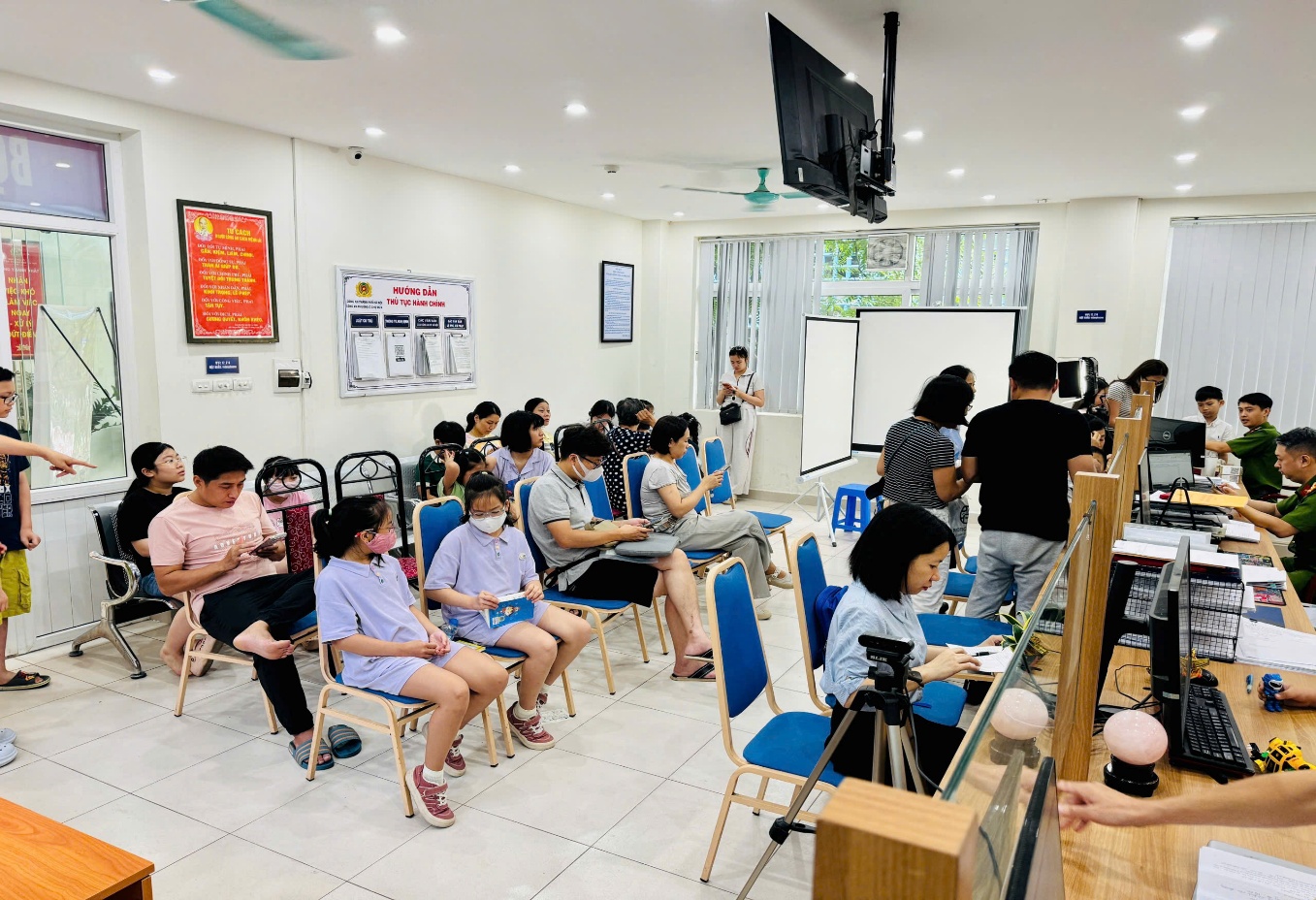 Bộ C&ocirc;ng an mở chiến dịch về VNeID, cấp căn cước cho học sinh- Ảnh 2.