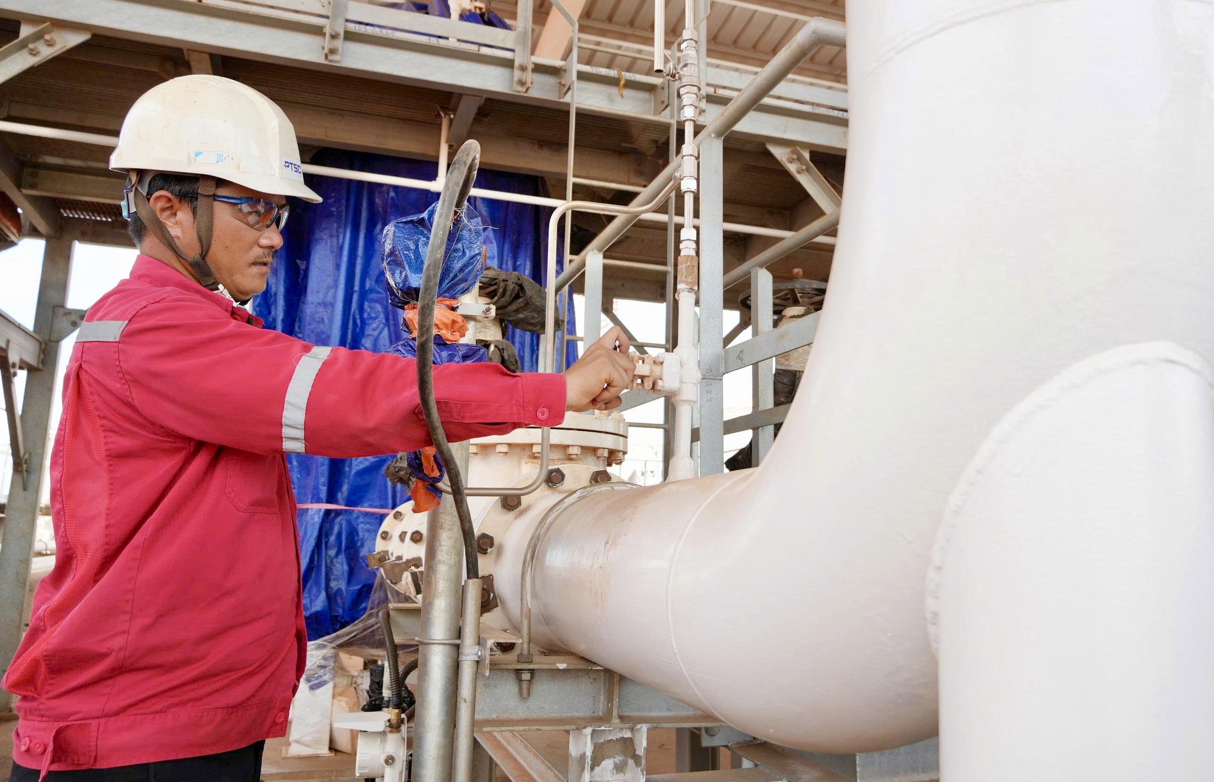 To&agrave;n cảnh 6 bồn chứa nhi&ecirc;n liệu khổng lồ tại s&acirc;n bay Long Th&agrave;nh- Ảnh 3.