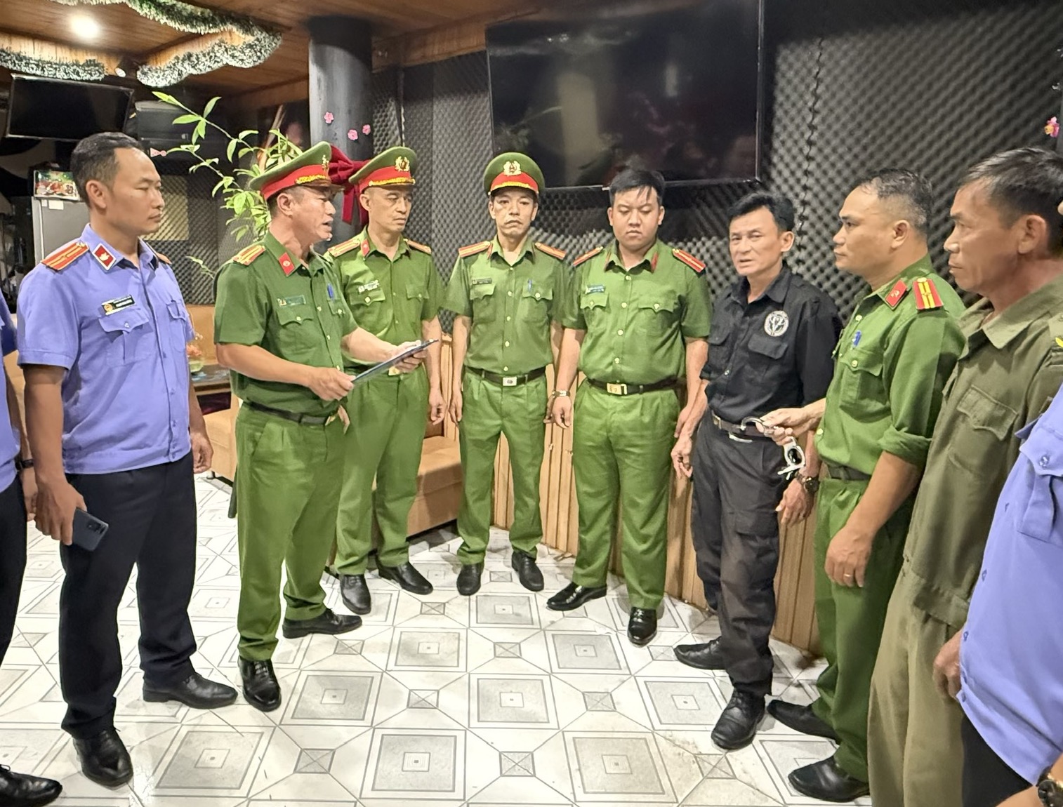 Đắk Lắk: Khởi tố người l&aacute;i xe Jeep đi ngược chiều, đe dọa t&agrave;i xế c&ocirc;ng nghệ- Ảnh 1.