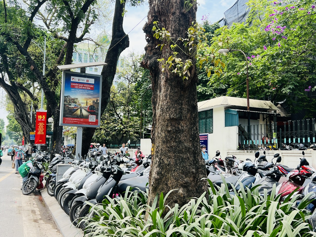H&agrave; Nội: Cận cảnh c&aacute;c tuyến phố c&oacute; mức ph&iacute; sử dụng tạm thời vỉa h&egrave; l&ograve;ng đường cao nhất- Ảnh 2.