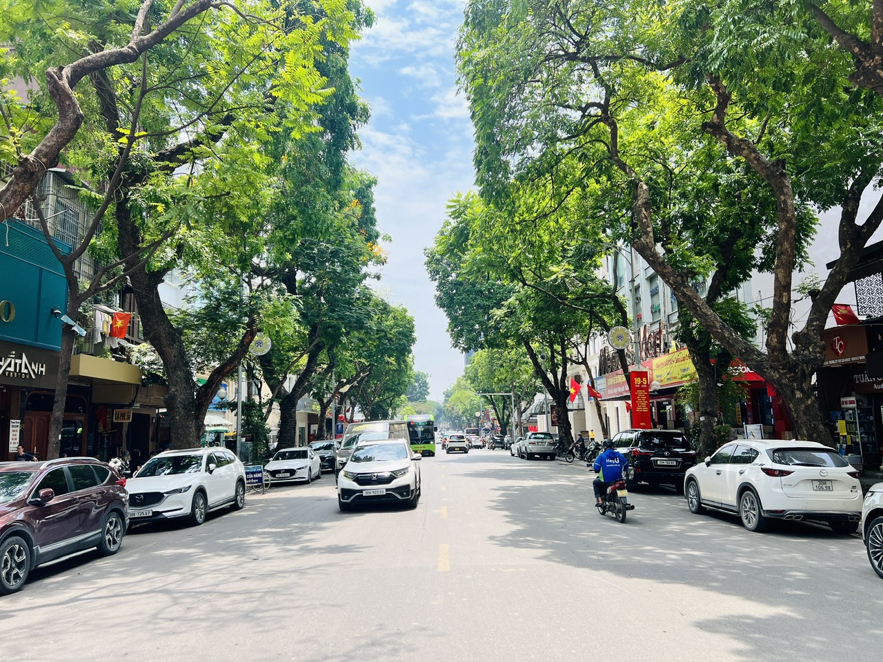H&agrave; Nội: Cận cảnh c&aacute;c tuyến phố c&oacute; mức ph&iacute; sử dụng tạm thời vỉa h&egrave; l&ograve;ng đường cao nhất- Ảnh 1.