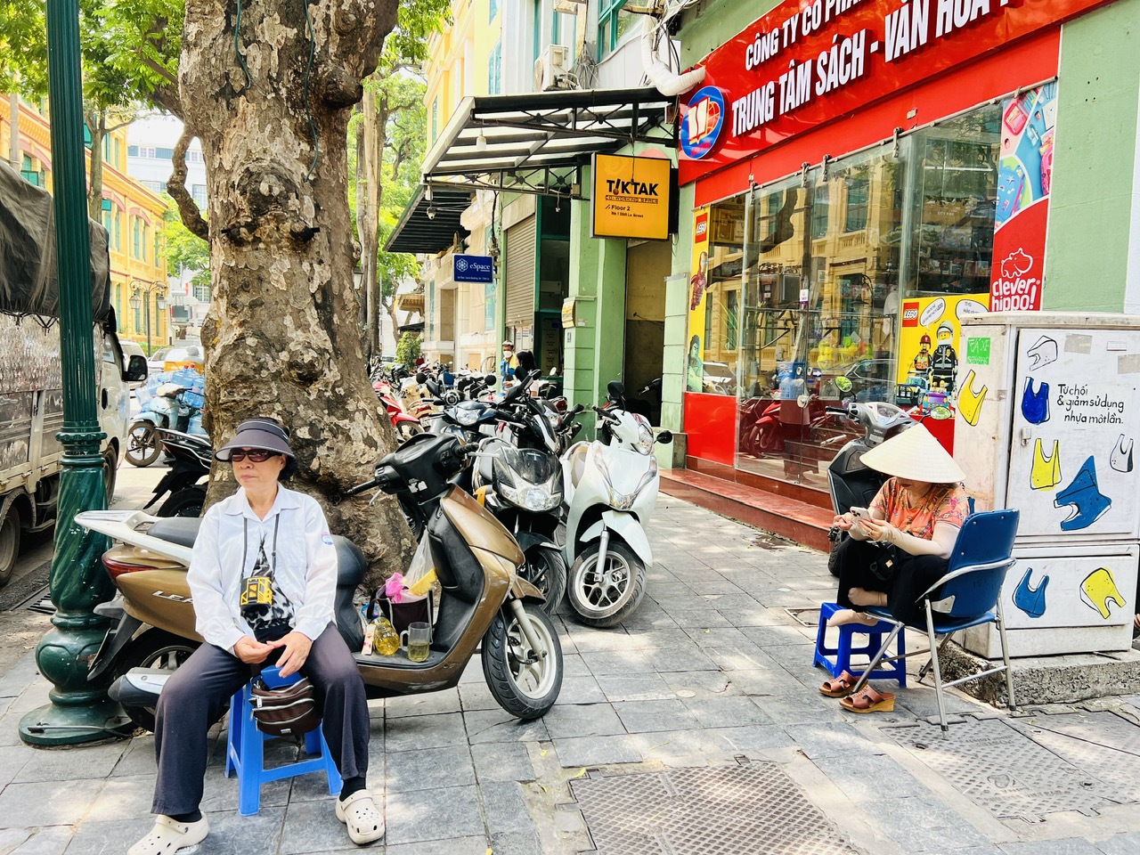 H&agrave; Nội: Cận cảnh c&aacute;c tuyến phố c&oacute; mức ph&iacute; sử dụng tạm thời vỉa h&egrave; l&ograve;ng đường cao nhất- Ảnh 8.