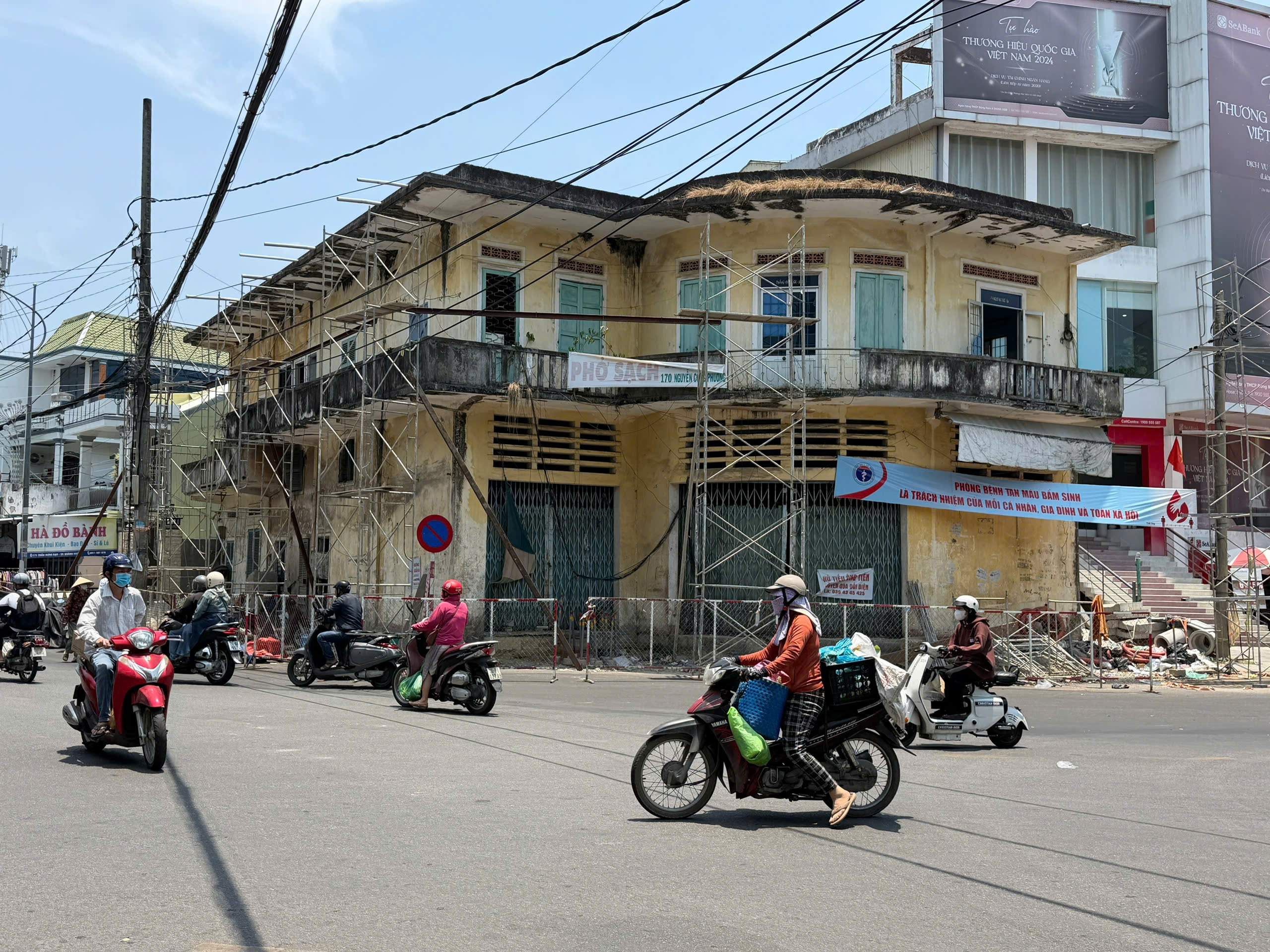 Phá dỡ nhà công sản để mở rộng nút giao thông ở trung tâm đô thị Quảng Ngãi- Ảnh 1. Phá dỡ nhà công sản để mở rộng nút giao thông ở trung tâm đô thị Quảng Ngãi- Ảnh 1.