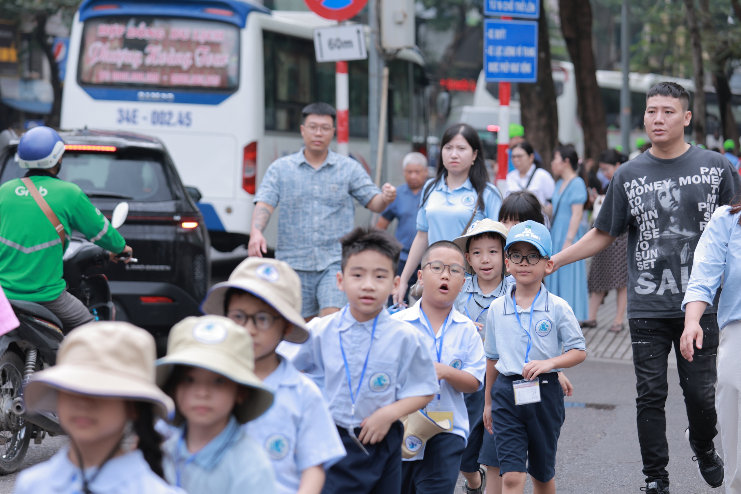 D&ograve;ng người th&agrave;nh k&iacute;nh về &ldquo;địa chỉ đỏ&rdquo; mang t&ecirc;n Chủ tịch Hồ Ch&iacute; Minh- Ảnh 3.