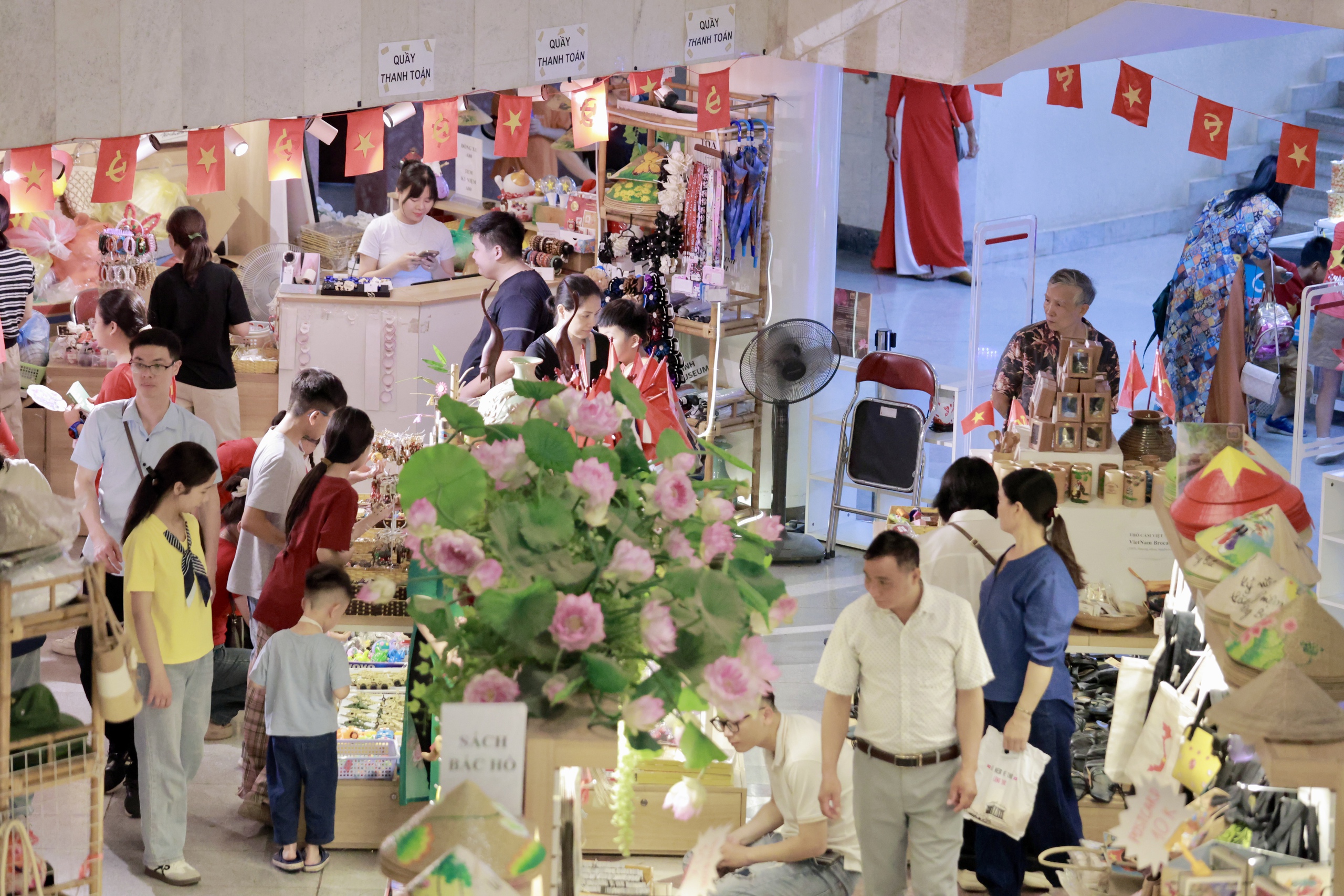 D&ograve;ng người th&agrave;nh k&iacute;nh về &ldquo;địa chỉ đỏ&rdquo; mang t&ecirc;n Chủ tịch Hồ Ch&iacute; Minh- Ảnh 26.