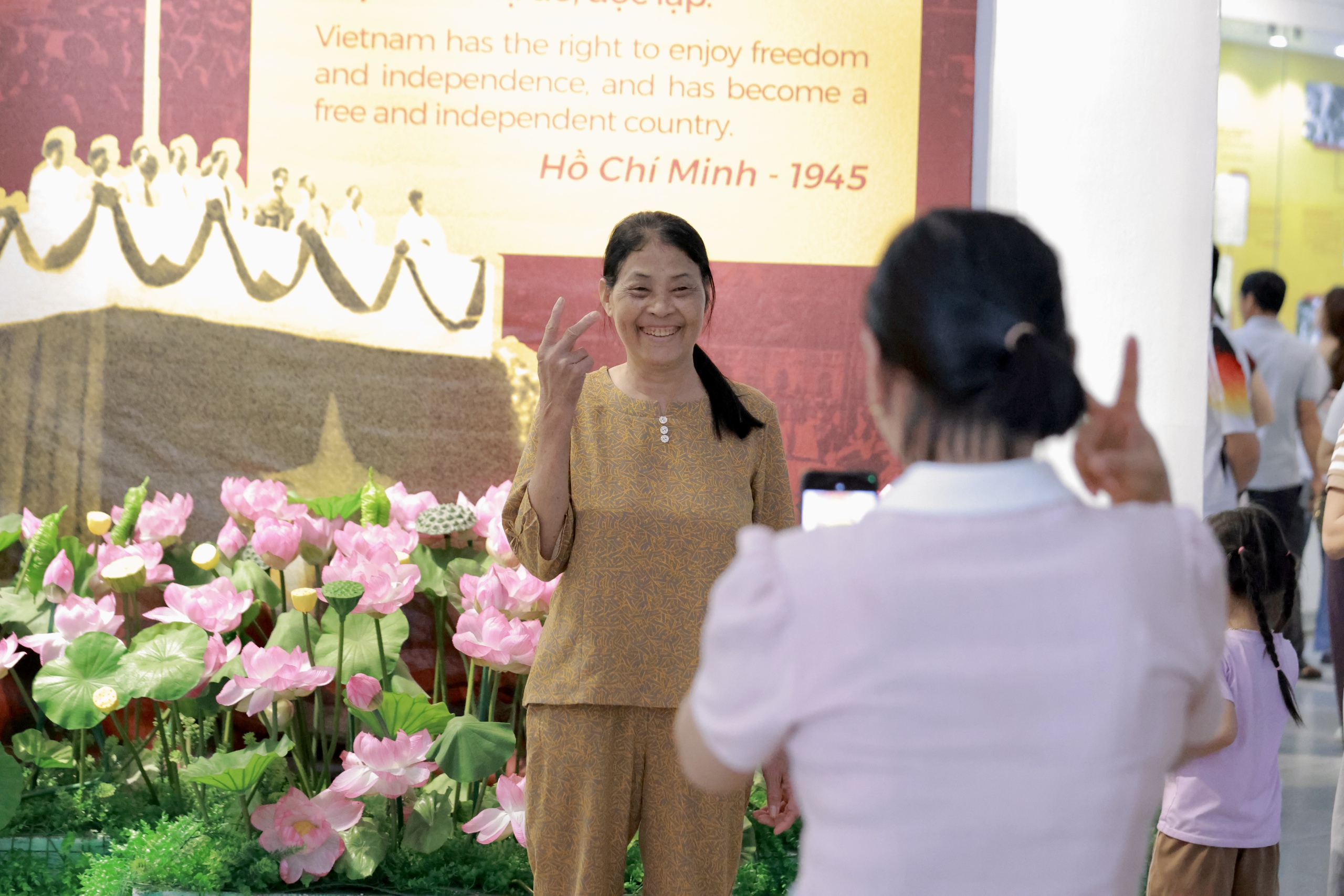 D&ograve;ng người th&agrave;nh k&iacute;nh về &ldquo;địa chỉ đỏ&rdquo; mang t&ecirc;n Chủ tịch Hồ Ch&iacute; Minh- Ảnh 9.