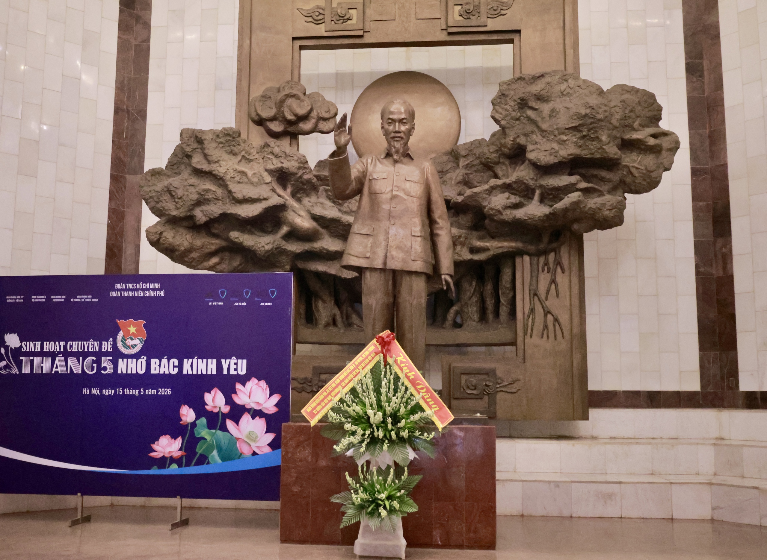 D&ograve;ng người th&agrave;nh k&iacute;nh về &ldquo;địa chỉ đỏ&rdquo; mang t&ecirc;n Chủ tịch Hồ Ch&iacute; Minh- Ảnh 5.