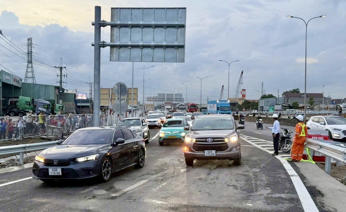 Th&ocirc;ng xe to&agrave;n tuyến cao tốc Bi&ecirc;n H&ograve;a - Vũng T&agrave;u d&agrave;i hơn 54km- Ảnh 2.