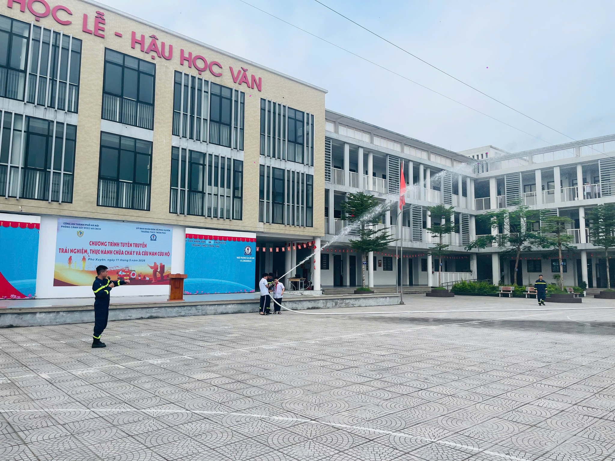 Hà Nội tăng cường hướng dẫn kỹ năng phòng cháy chữa cháy tại các trường học- Ảnh 8. Hà Nội tăng cường hướng dẫn kỹ năng phòng cháy chữa cháy tại các trường học- Ảnh 8.