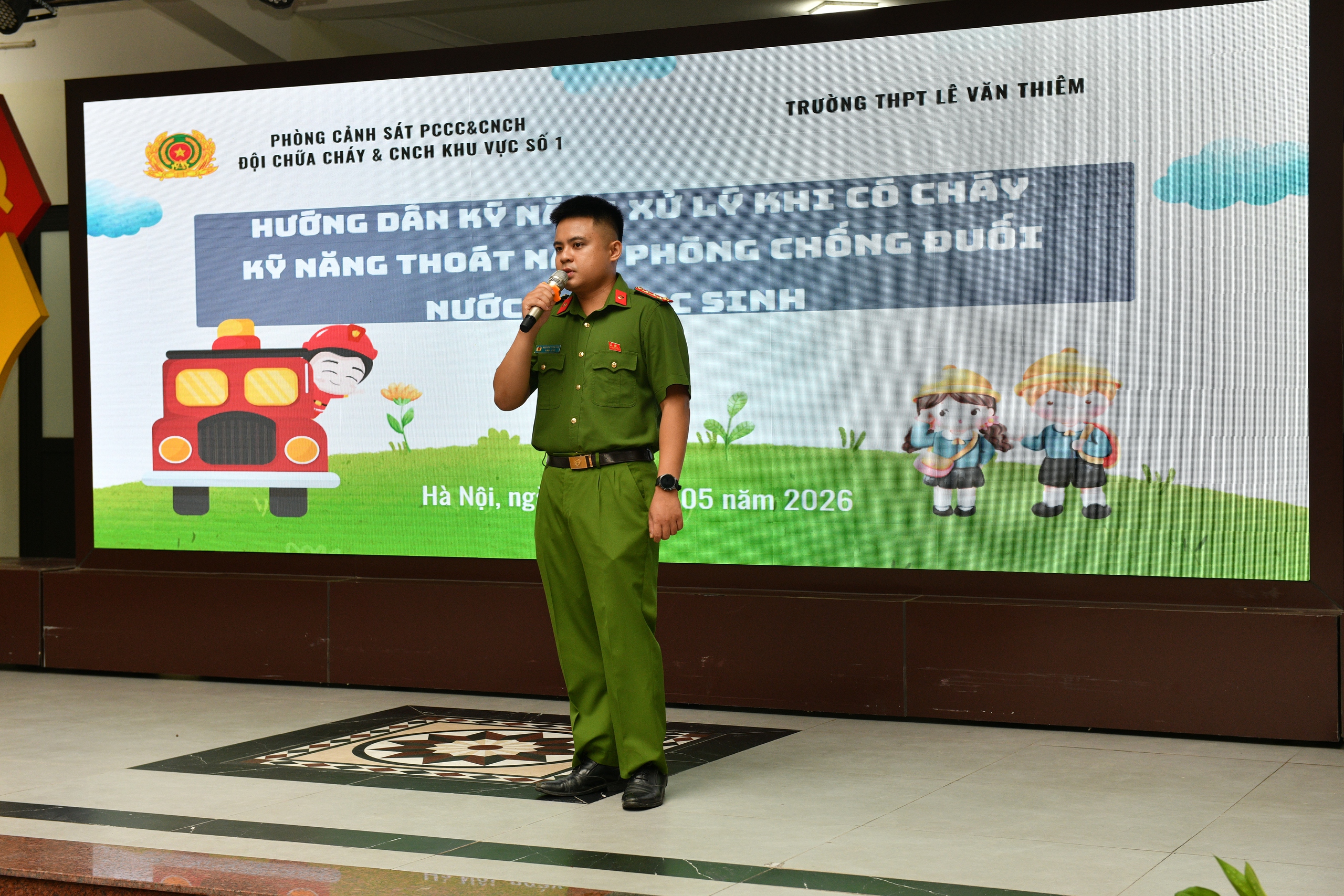 Hà Nội tăng cường hướng dẫn kỹ năng phòng cháy chữa cháy tại các trường học- Ảnh 4. Hà Nội tăng cường hướng dẫn kỹ năng phòng cháy chữa cháy tại các trường học- Ảnh 4.