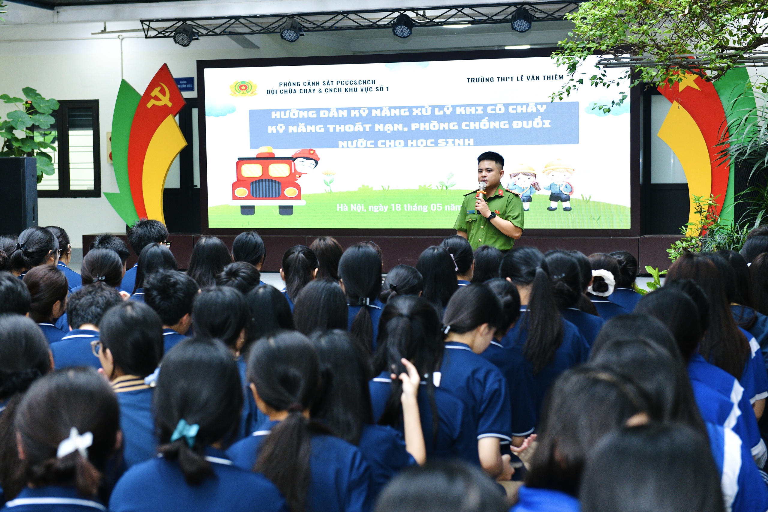 Hà Nội tăng cường hướng dẫn kỹ năng phòng cháy chữa cháy tại các trường học- Ảnh 1. Hà Nội tăng cường hướng dẫn kỹ năng phòng cháy chữa cháy tại các trường học- Ảnh 1.