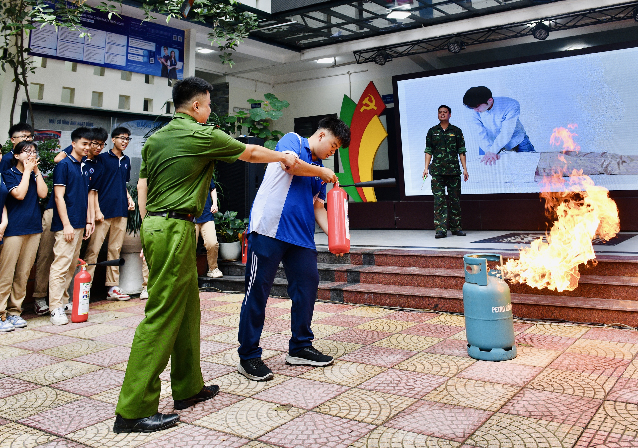 Hà Nội tăng cường hướng dẫn kỹ năng phòng cháy chữa cháy tại các trường học- Ảnh 2. Hà Nội tăng cường hướng dẫn kỹ năng phòng cháy chữa cháy tại các trường học- Ảnh 2.