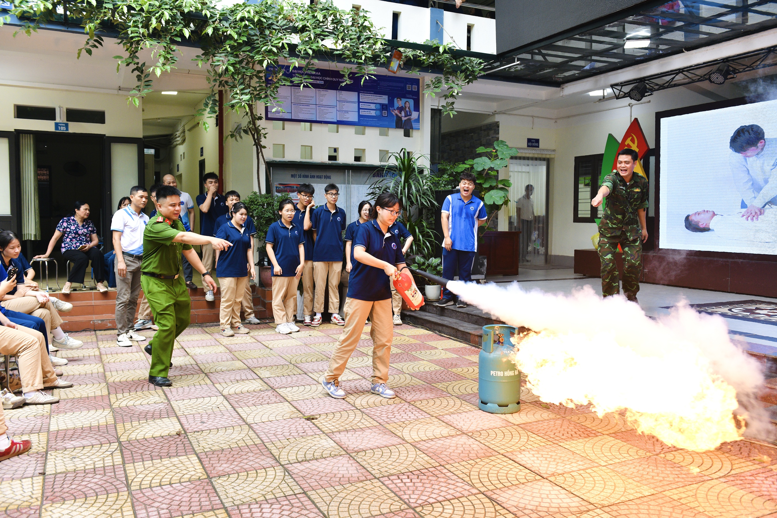 Hà Nội tăng cường hướng dẫn kỹ năng phòng cháy chữa cháy tại các trường học- Ảnh 3. Hà Nội tăng cường hướng dẫn kỹ năng phòng cháy chữa cháy tại các trường học- Ảnh 3.