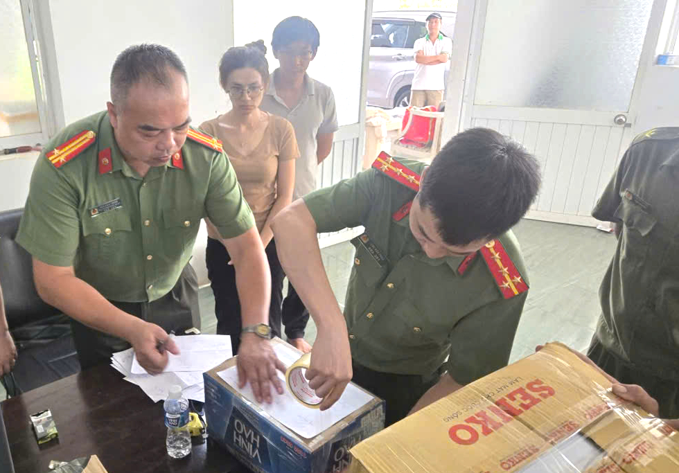 Lạng Sơn: Triệt ph&aacute; vụ vận chuyển tr&aacute;i ph&eacute;p 84 tấn quặng Monazite chứa chất ph&oacute;ng xạ- Ảnh 2.